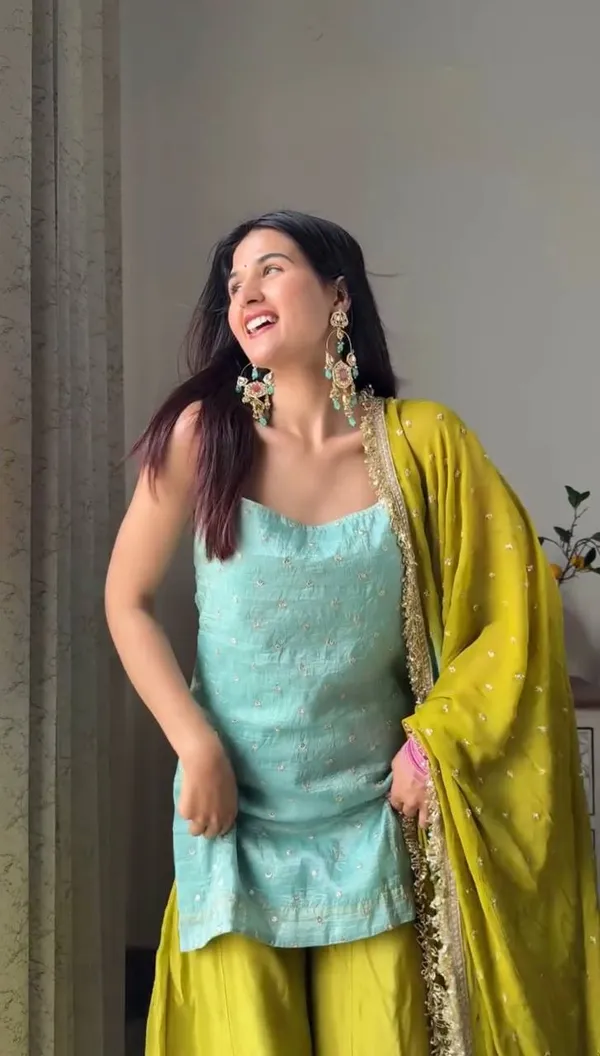 WOMEN_EMBROIDERED_CHINON_KURTA_SET_WITH_DUPATTA