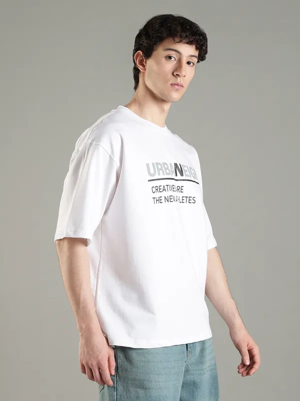 Snow_White_Cotton_Round_Neck_Reg_Fit_Printed_Tee_For_Men