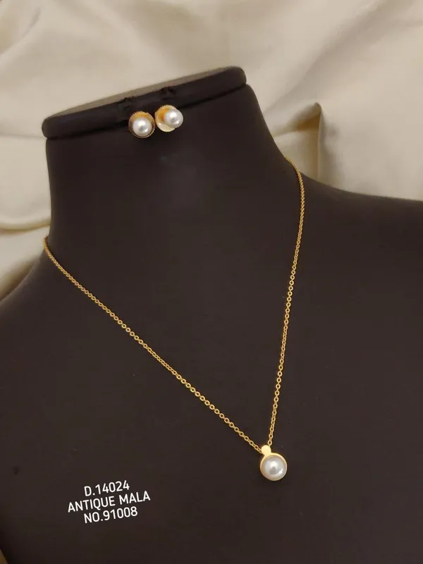 Gold_Alloy_Pendant_For_Women