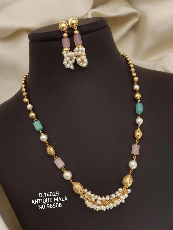 Gold_Alloy_Necklace_For_Women