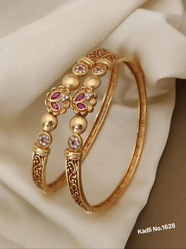 Kundan_With_Gold_Toned_Metal_Bangles_For_Women