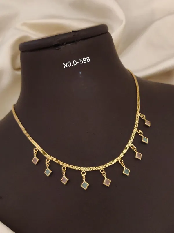 Gold_Metal_Necklace_For_Women