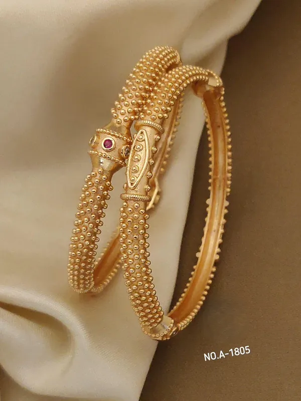 Gold_Metal_Bangles_For_Women(Set_of_2/4)