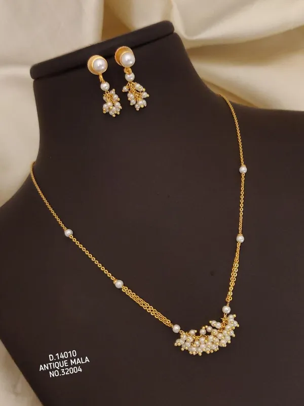 Gold_Alloy_Necklace_For_Women