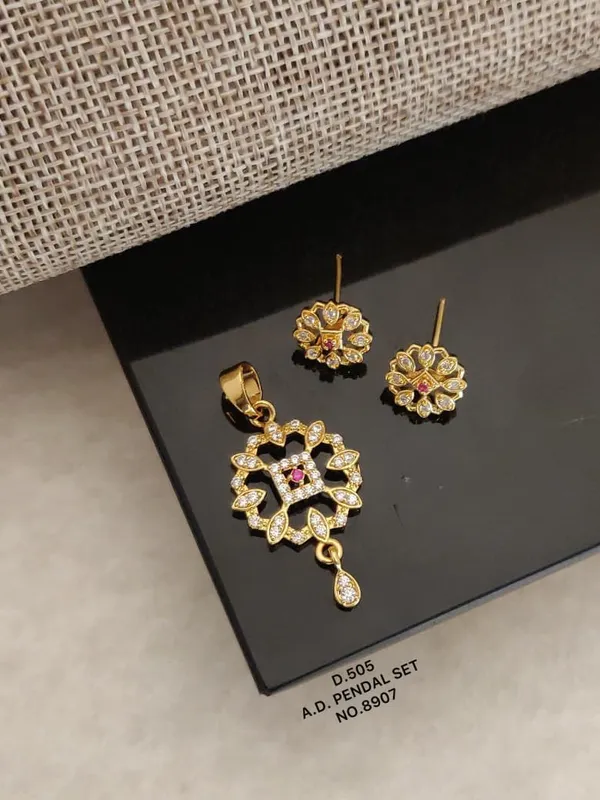 Gold_Alloy_With_Gold_Plating_Pendant_For_Women
