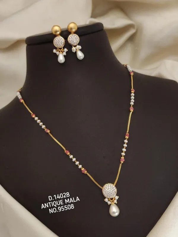 Gold_Alloy_Pendant_For_Women