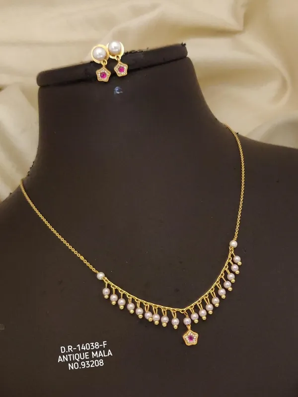 Gold_Alloy_Necklace_For_Women