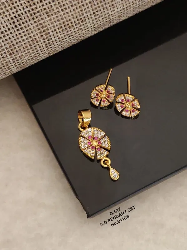 Gold_Alloy_Pendant_For_Women