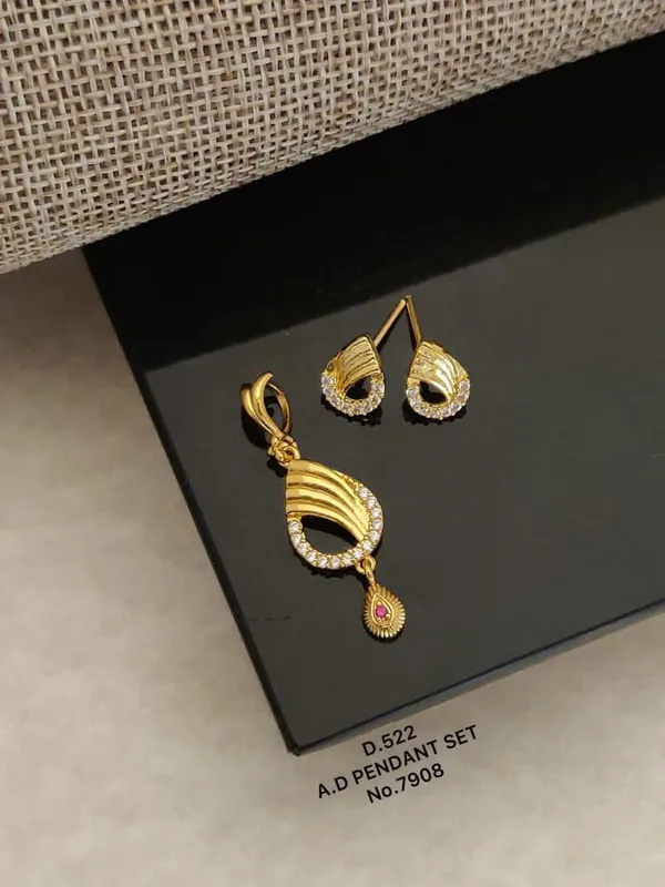Gold_Plated_Alloy_Pendant_For_Women
