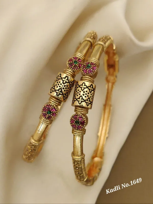 Gold_Alloy_Bangles_For_Women(Set_of_2/4)