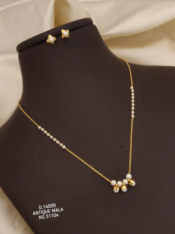 Gold_Alloy_Necklace_For_Women