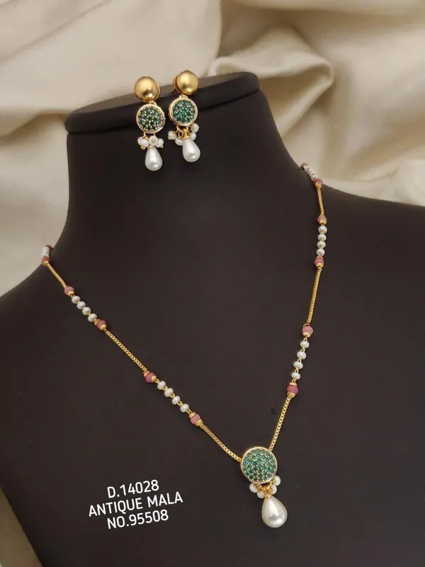Gold_Alloy_Necklace_For_Women