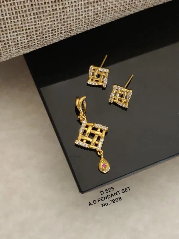 Gold_Alloy_Pendant_For_Women