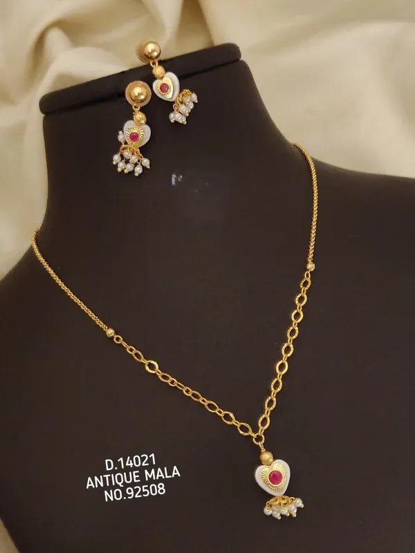 Gold_Alloy_Necklace_For_Women