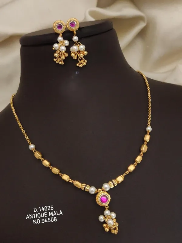 Gold_Alloy_Necklace_For_Women