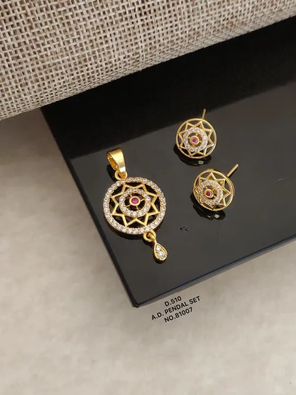 American_Diamond_And_Gold_Plated_Metal_Pendant_For_Women