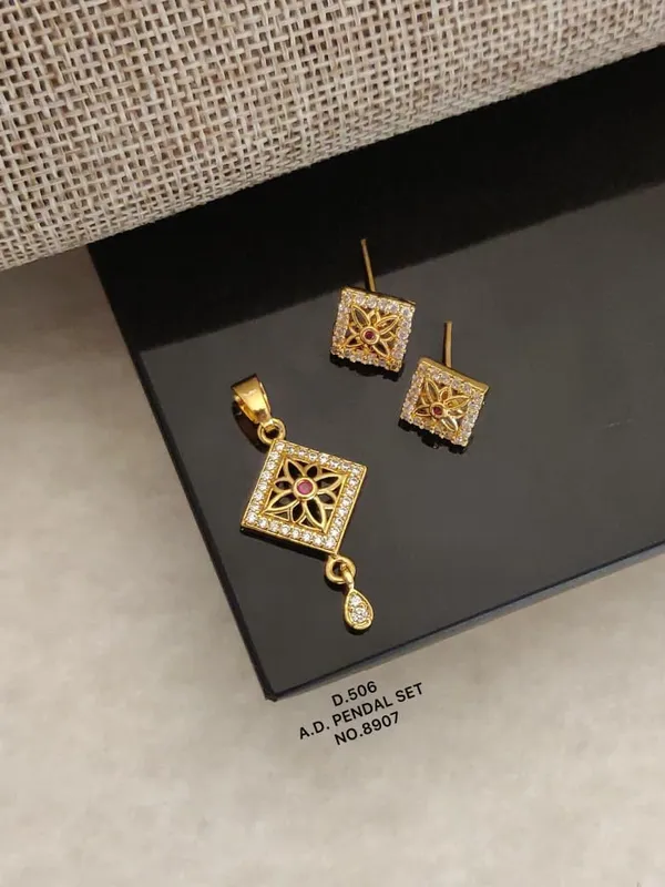Gold_Alloy_Pendant_For_Women