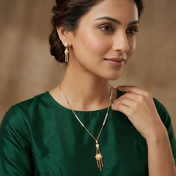 Gold_Alloy_Necklace_For_Women