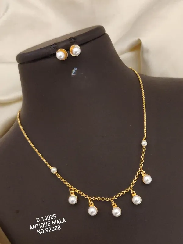 Gold_Alloy_Necklace_For_Women