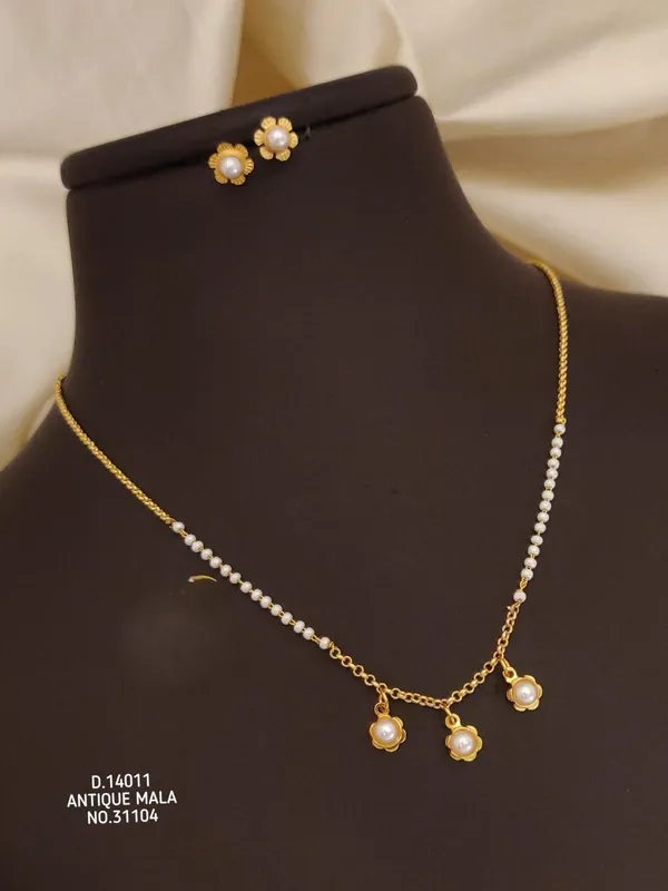 Gold_Alloy_Necklace_For_Women