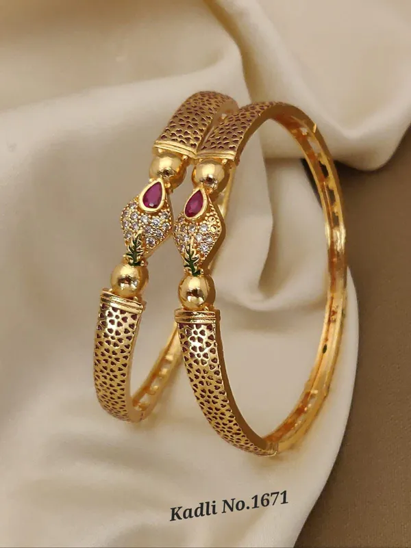 Gold_Brass_Bangles_For_Women(Set_of_2/4)