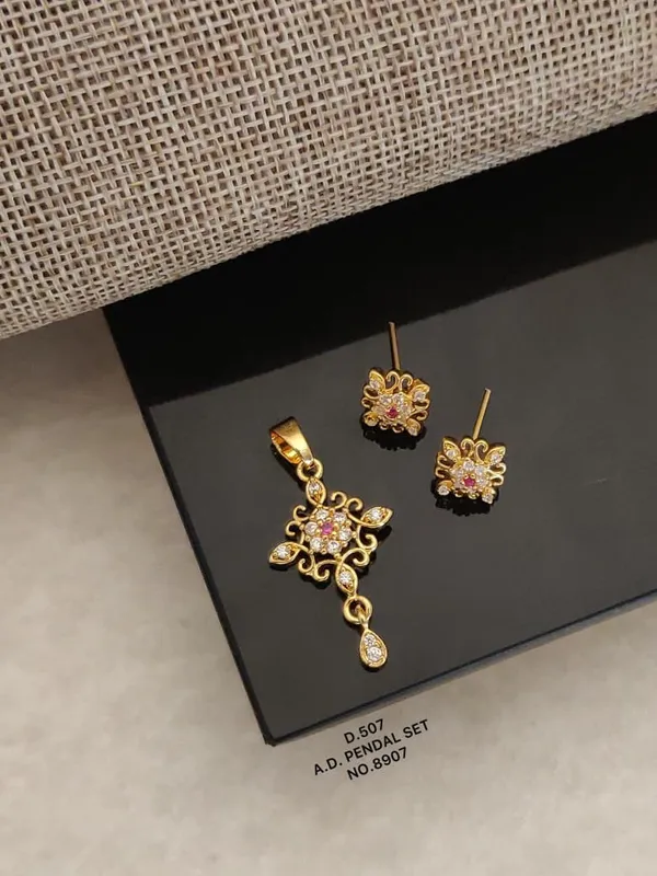 Gold_Alloy_Pendant_For_Women