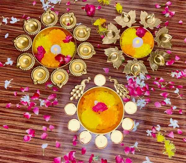 Gold_Decorative_Brass_Diya_Set_With_Floating_Flowers_And_Candles