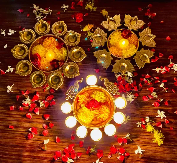 Gold_Decorative_Brass_Diya_Set_With_Floating_Flowers_And_Candles