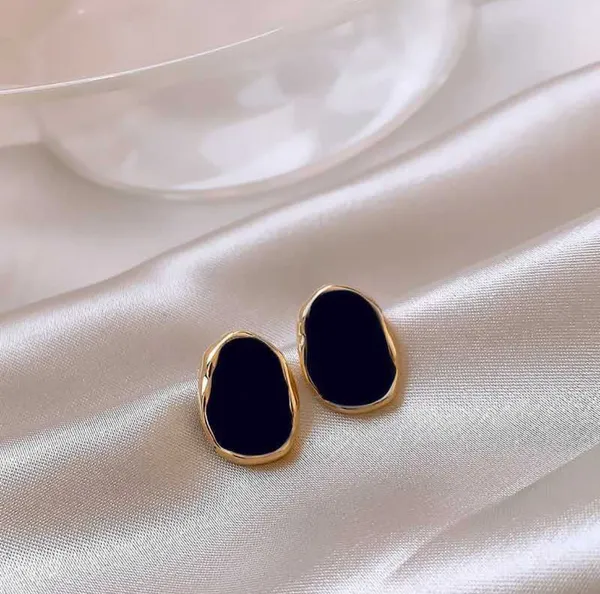 Elegant_Black_And_Gold_Toned_Oval_Stud_Earrings_For_Women