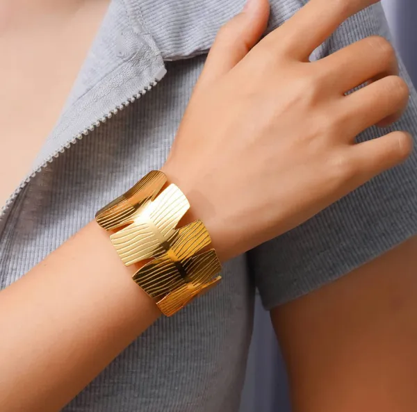 Luxurious_Gold_Toned_Wide_Cuff_Bracelet_For_Women