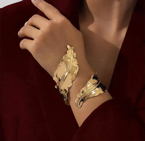 Elegant_Golden_Leaf_Cuff_Bracelet_For_Women