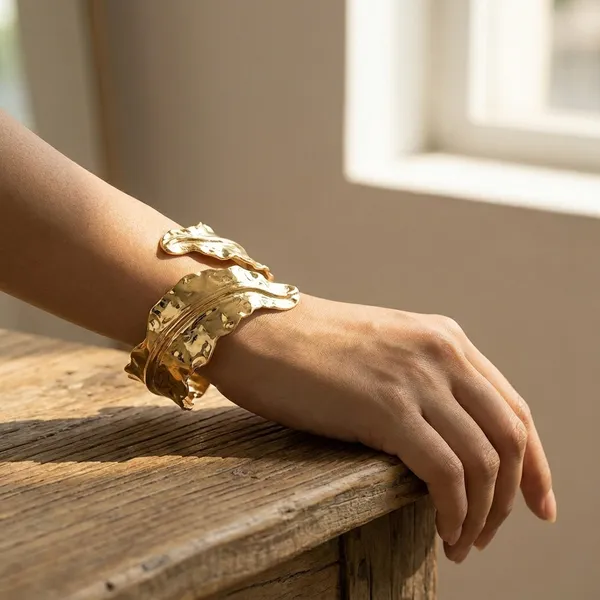 Elegant_Golden_Leaf_Cuff_Bracelet_For_Women