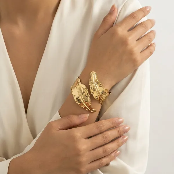 Elegant_Golden_Leaf_Cuff_Bracelet_For_Women