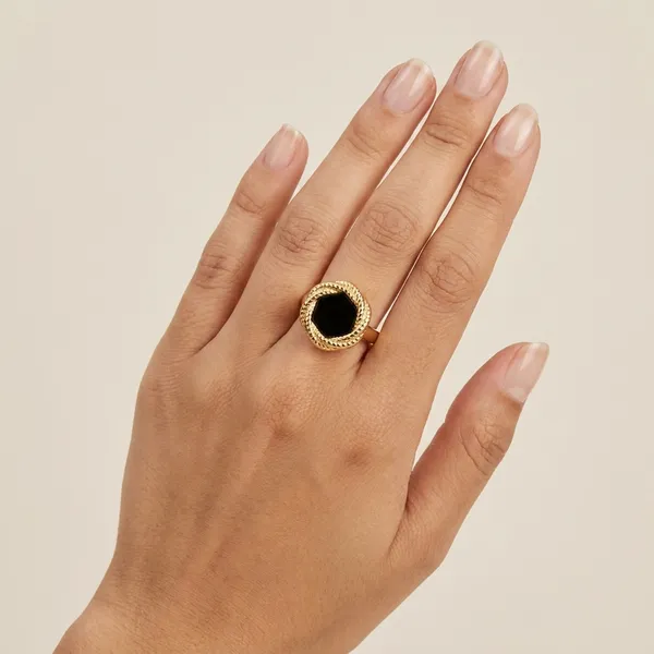 Elegant_Gold_Toned_Ring_With_Black_Stone_And_Textured_Band_For_Women
