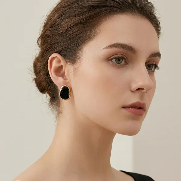 Elegant_Black_And_Gold_Toned_Oval_Stud_Earrings_For_Women