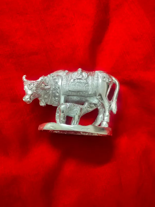Silver_Cow_And_Calf_Idol___Kamdhenu_With_Calf_Statue_For_Puja_And_Home_Decor