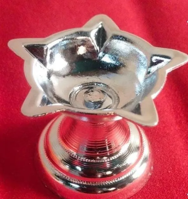 Decorative_Silver_Toned_Diya/Oil_Lamp_With_Leaf_Design