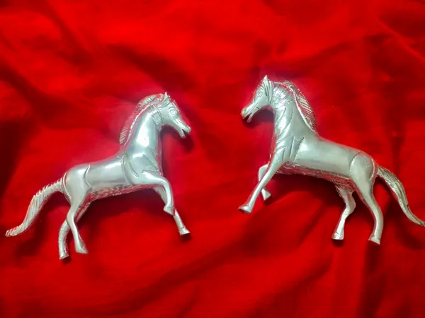Silver_Metallic_Horse_Figurines___Set_Of_2_Decorative_Showpieces