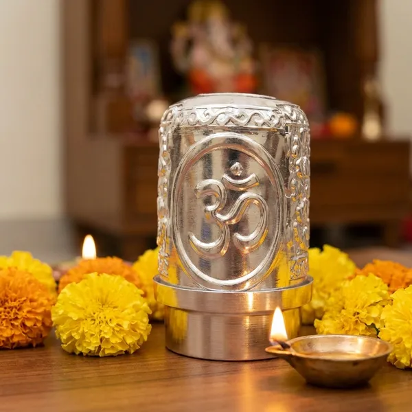 Decorative_Metal_Candle_Holder_With_Om_Symbol