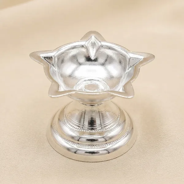 Decorative_Silver_Toned_Diya/Oil_Lamp_With_Leaf_Design