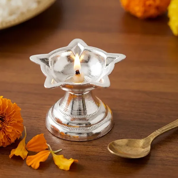 Decorative_Silver_Toned_Diya/Oil_Lamp_With_Leaf_Design