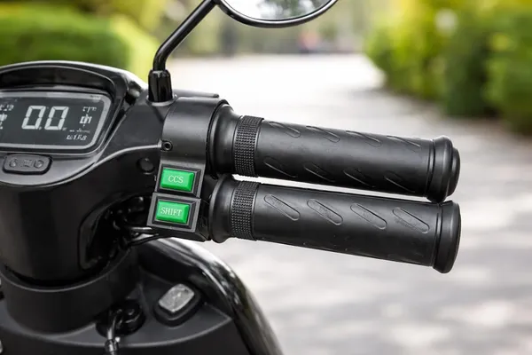 Black_Metal,_Plastic,_Rubber_Scooter_Throttle_Grip