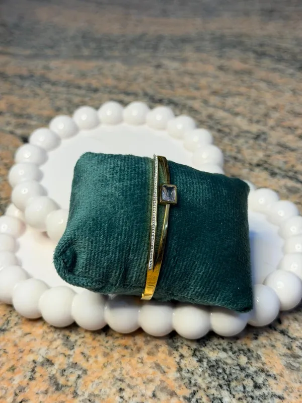Gold_Alloy_Crystal_Bangles_For_Women