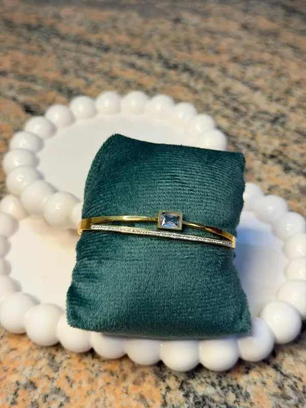 Gold_Alloy_Crystal_Bangles_For_Women
