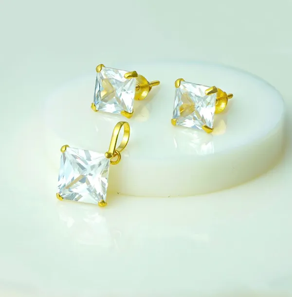 Crystal_Gold_Plated_Pendant_And_Earring_Set_For_Women