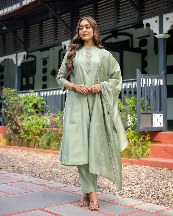 Light_Green_Heavy_Muslin_Silk_Kurti_With_Pant_And_Dupatta_Set_For_Women
