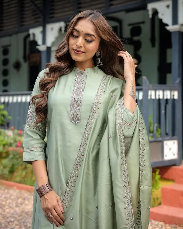 Light_Green_Heavy_Muslin_Silk_Kurti_With_Pant_And_Dupatta_Set_For_Women