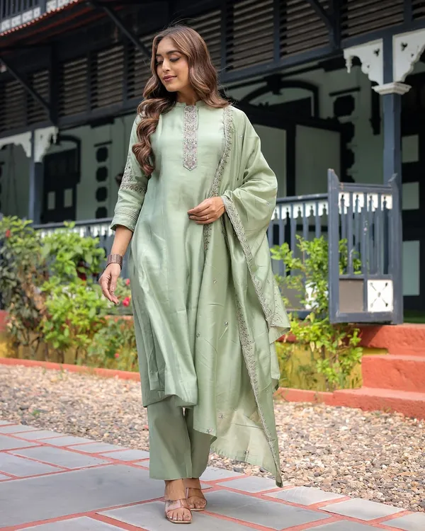 Light_Green_Heavy_Muslin_Silk_Kurti_With_Pant_And_Dupatta_Set_For_Women
