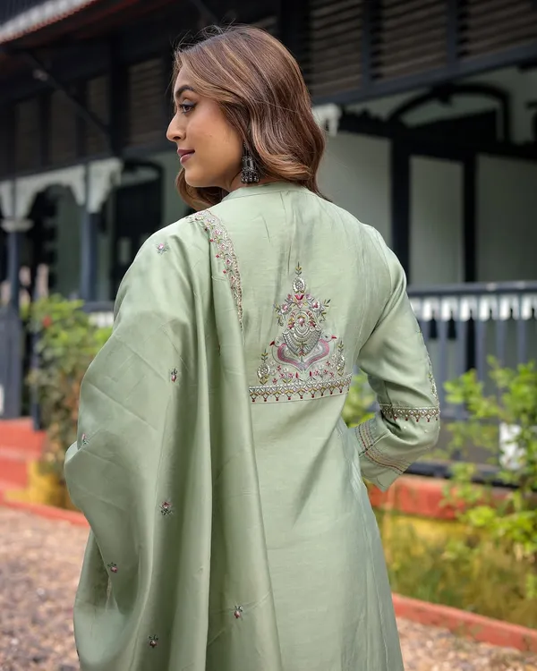 Light_Green_Heavy_Muslin_Silk_Kurti_With_Pant_And_Dupatta_Set_For_Women