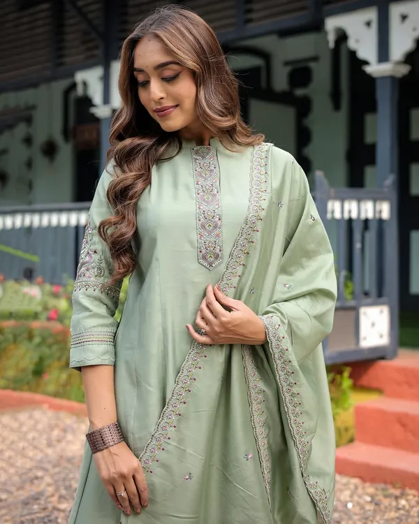 Light_Green_Heavy_Muslin_Silk_Kurti_With_Pant_And_Dupatta_Set_For_Women